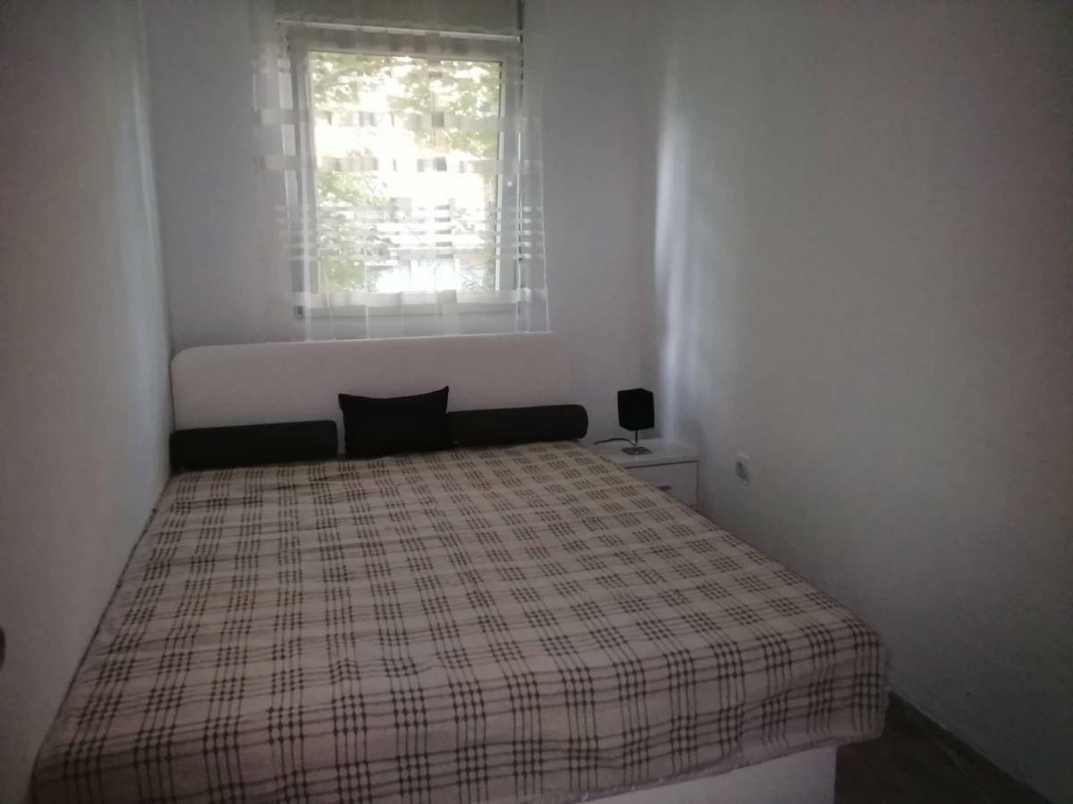 Yellow Apartment, Central Подгорица Экстерьер фото