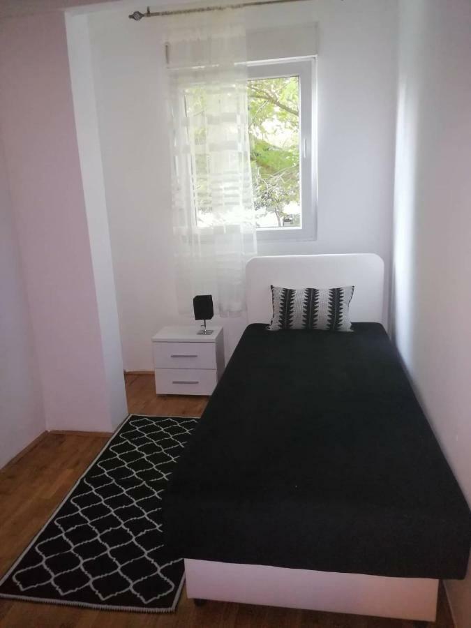 Yellow Apartment, Central Подгорица Экстерьер фото